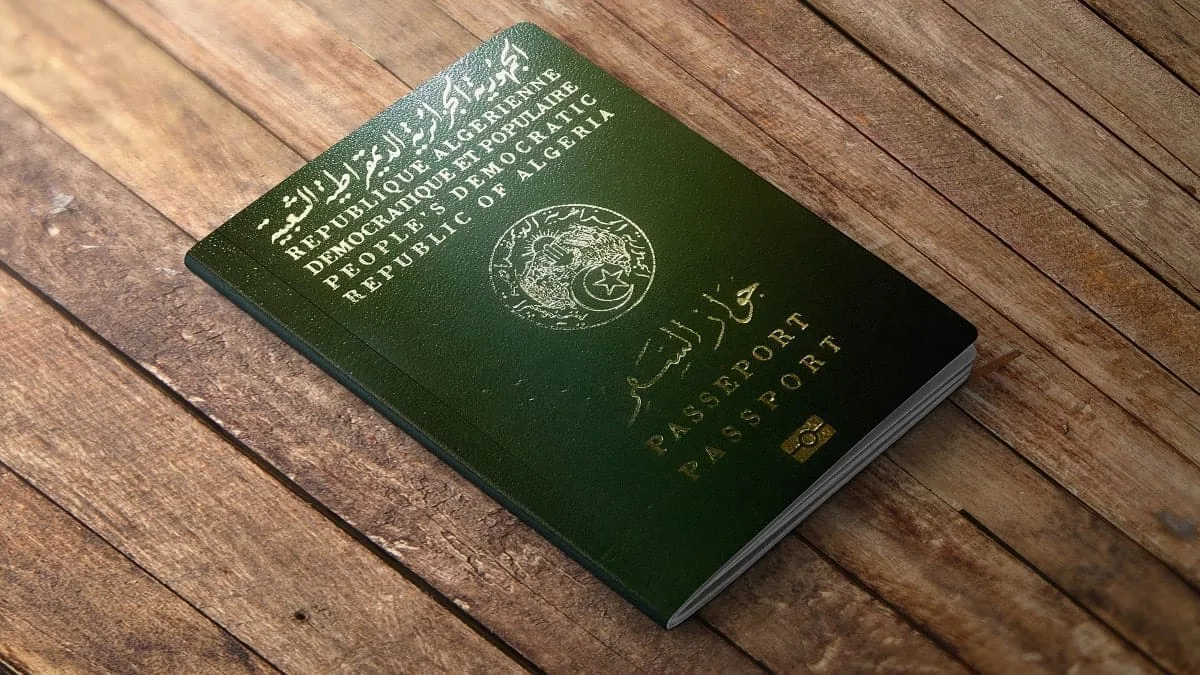 Passeport algérien sur fond bois